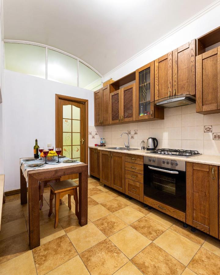 Затишний Відпочинок В Центрі Львова Apartment Bagian luar foto